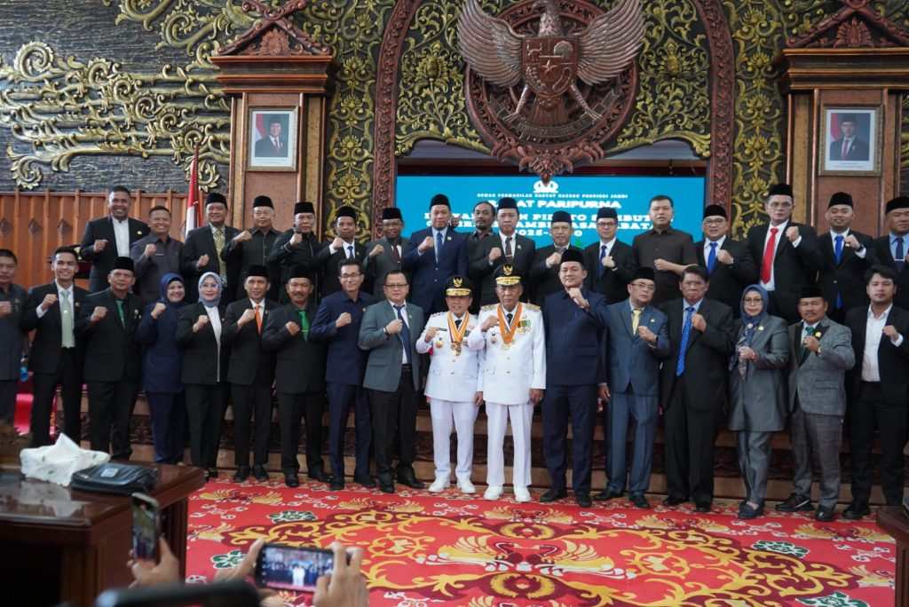 azranews.com, Jambi - Gubernur Jambi Dr. H. Al Haris, S.Sos, MH menyampaikan pidato pertamanya setelah dilantik pada 20 Februari yang lalu dalam Rapat Paripurna DPRD Provinsi Jambi,  bertempat di Ruang Rapat Utama Gedung DPRD Provinsi Jambi, Senin (03/03/2025). 