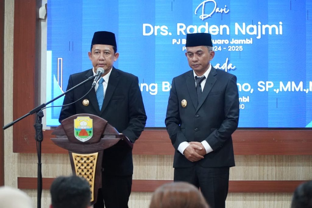 azranews.com, Muaro Jambi - Gubernur Jambi Dr. H. Al Haris, S.Sos, MH menekankan pentingnya sinkronisasi daerah dan pusat dalam pembangunan dalam menjalankan roda pemerintahan, daerah dan pusat. 