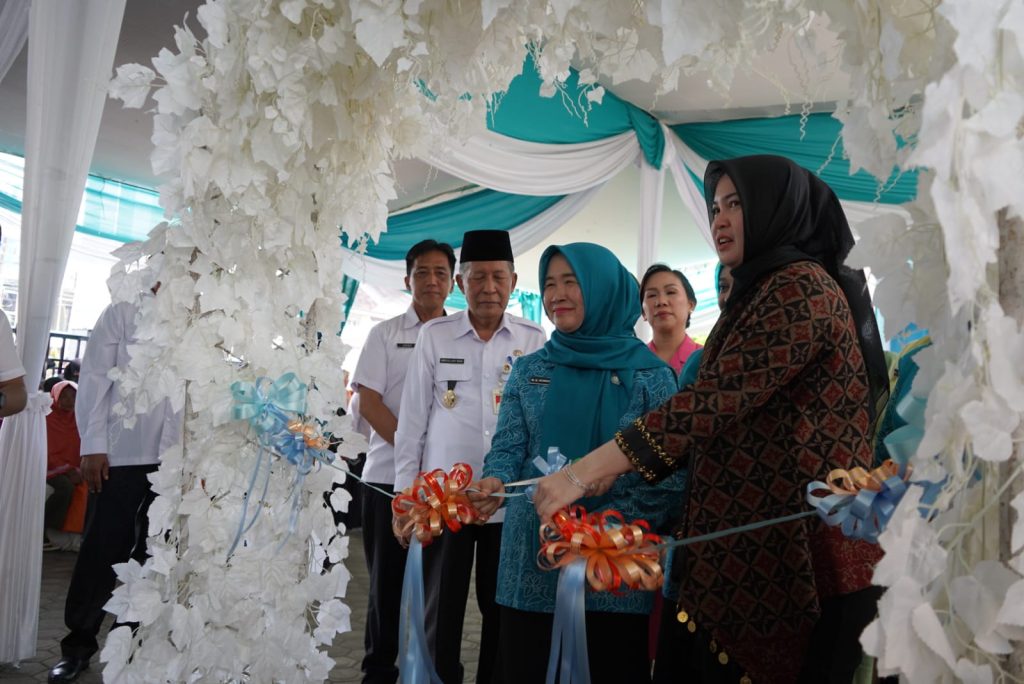 azranews.com, Jambi - Wakil Gubernur Jambi Drs. H. Albdullah Sani, M.Pd.I membuka Pasar Murah Ramadhan 1446 H yang diselenggarakan oleh Tim Penggerak Pembinaan Kesejahteraan Keluarga (TP-PKK) Provinsi Jambi yang bertujuan untuk membantu warga setempat mendapatkan kebutuhan bahan pokok (sembako) dengan harga yang terjangkau, bertempat di Halaman Kantor TP-PKK Provinsi Jambi, Rabu (05/03/2025) pagi. 