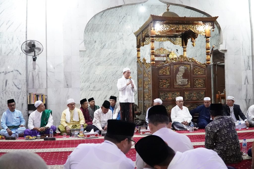 azranews.com, Merangin Bangko - Gubernur Jambi Dr. H. Al Haris, S.Sos, MH menyerahkan bantuan saat Safari Ramadhan 1446 Hijriah/2025 sekitar Rp 45 juta untuk masjid Raya Al-Istiqomah, Pasar Bangko, Kabupaten Merangin, Provinsi Jambi, Selasa (04/03/2025) malam.