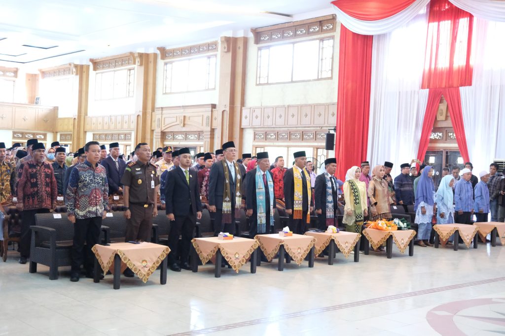 azranews.com, Tebo - Wakil Gubernur Jambi Drs. H. Abdullah Sani, M.Pd.I menghadiri serah terima jabatan Bupati Dan Wakil Bupati Kabupaten Tebo periode 2025-2030, bertempat di Aula Kantor Bupati Kabupaten Tebo, Kamis, (06/03/2025).
