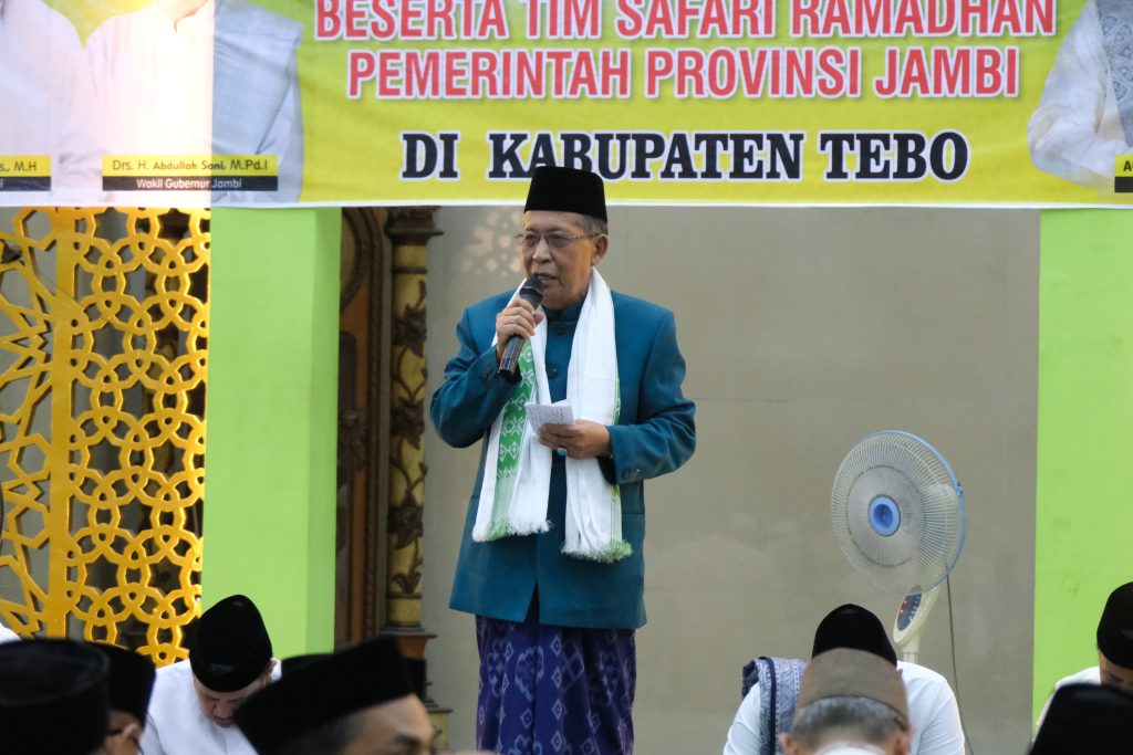 azranews.com, Tebo - Wakil Gubernur Jambi Drs. H. Abdullah Sani, M.Pd.I menyampaikan bahwa momen Ramadhan ini harus bisa dioptimalkan sebaik mungkin, tidak hanya untuk menghadirkan perubahan secara pribadi, melainkan juga dalam kehidupan sosial. Hal tersebut disampaikannya saat melakukan Safari Ramadhan di Masjid Agung Al Ittihad Kabupaten Tebo, Kamis (06/03/2025) malam.