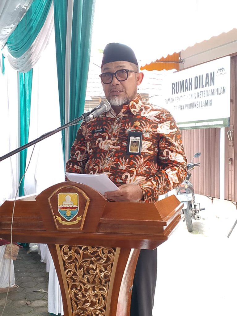 azranews.com, Jambi - Sekretaris Daerah (Sekda) Provinsi Jambi Dr. H. Sudirman, SH, MH mengemukakan, Bazar Ramadhan yang diselenggarakan oleh Tim Penggerak Pemberdayaan dan Kesejahteraan Keluarga (TP-PKK) Provinsi Jambi dapat meringankan beban masyarakat dalam menghadapi bulan suci Ramadhan dan Idul Fitri, karena disini harga jual lebih murah dan terjangkau. Hal tersebut dikemukakannya saat Penutupan Pasar Murah Ramadhan 1446 H Tim Penggerak Pemberdayaan dan Kesejahteraan Keluarga (TP-PKK) Provinsi Jambi, bertempat di Halaman Kantor TP-PKK Provinsi Jambi, Jum’at (07/03/2025).