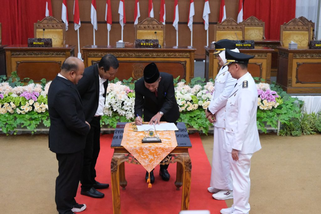 azranews.com, Muara Sabak - Wakil Gubernur Jambi Drs. H. Abdullah Sani, M.Pd.I menghadiri serah terima jabatan Bupati Dan Wakil Bupati Kabupaten Tanjung Jabung Timur (Tanjabtim) periode 2025-2030, bertempat di Gedung DPRD Kabupaten Tanjung Jabung Timur, Jum’at (07/03/2025).